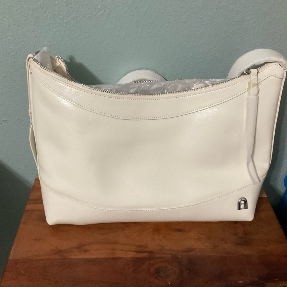 Chic Cream Leather Shoulder Bag